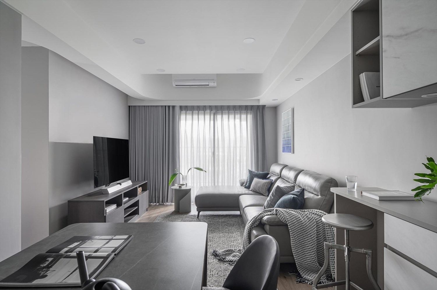 電視牆設計案例 3 – 素色牆面